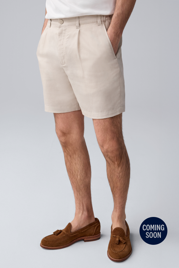 Man wearing Tech Linen Pleated Short